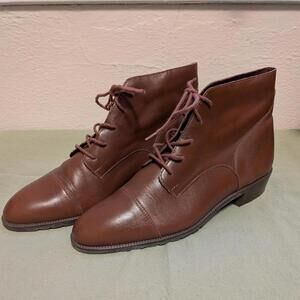 Vintage 90s brown leather lace-up ankle boots.